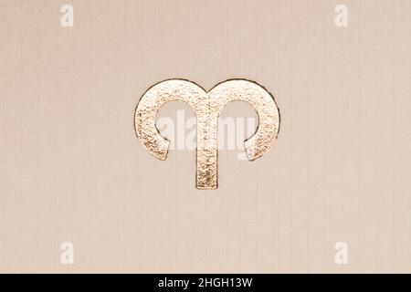 Nahaufnahme Horoskop Zeichen des Tierkreises Symbol in Blattgold, die das Sternbild Widder Stockfoto