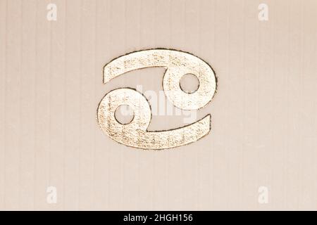 Nahaufnahme Horoskop Zeichen des Tierkreises Symbol in Blattgold, die das Sternbild Krebs Stockfoto