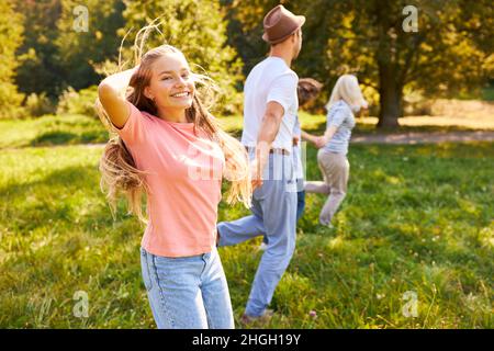 Glückliche Familie mit Kindern in Bewegung auf einem Sommerausflug in die Natur Stockfoto