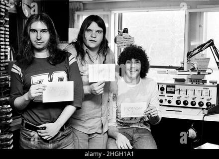 **DATEI FOTO** Hackbraten ist am 74 gestorben. Meatloaf & Jim Steinman bei einem Radiointerview im WMMR, um für das Album bat Out of Hell zu werben. Philadelphia, PA. März 1977. Quelle: Scott Weiner/MediaPunch Quelle: MediaPunch Inc/Alamy Live News Stockfoto