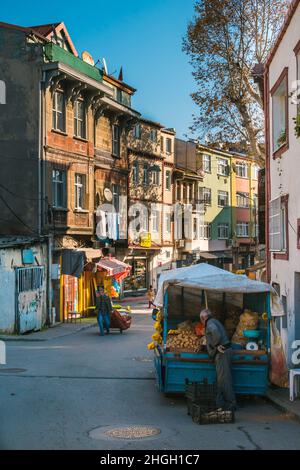 Obstverkäufer mit seinem Obststand in den Straßen von Istanbul - Street Life Stockfoto