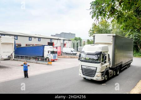 HGV1 Fahrer und Ausbilder während einer Trainingseinheit, Großbritannien. Stockfoto