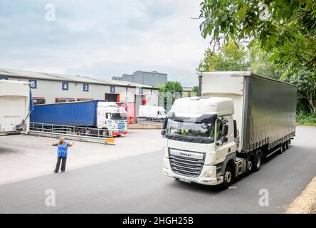 HGV1 Fahrer und Ausbilder während einer Trainingseinheit, Großbritannien. Stockfoto