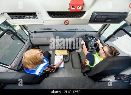 HGV1 Fahrer und Ausbilder während einer Trainingseinheit, Großbritannien. Stockfoto