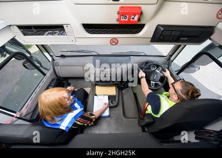 HGV1 Fahrer und Ausbilder während einer Trainingseinheit, Großbritannien. Stockfoto