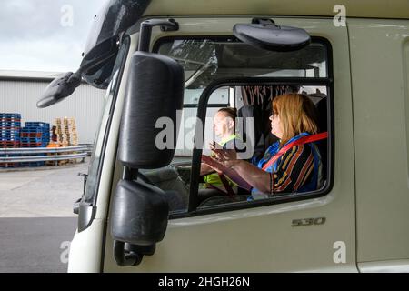 HGV1 Fahrer und Ausbilder während einer Trainingseinheit, Großbritannien. Stockfoto