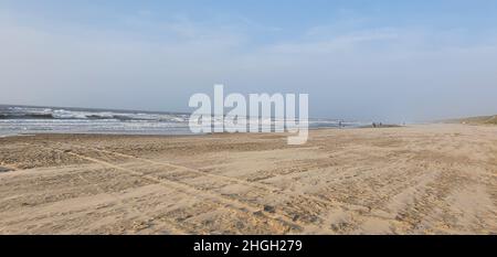 Sint Maartenszee Niederlande Oktober 2021 Blick auf den Strand bei schönem stürmischen Wetter mit blauem Himmel vor Sonnenuntergang Stockfoto