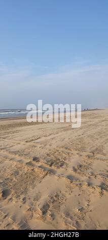 Sint Maartenszee Niederlande Oktober 2021 Blick auf den Strand bei schönem stürmischen Wetter mit blauem Himmel vor Sonnenuntergang Stockfoto