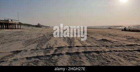 Sint Maartenszee Niederlande Oktober 2021 Blick auf den Strand bei schönem stürmischen Wetter mit blauem Himmel vor Sonnenuntergang Stockfoto