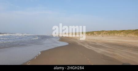 Sint Maartenszee Niederlande Oktober 2021 Blick auf den Strand bei schönem stürmischen Wetter mit blauem Himmel vor Sonnenuntergang Stockfoto