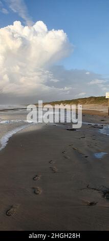 Sint Maartenszee Niederlande Oktober 2021 Blick auf den Strand bei schönem stürmischen Wetter mit blauem Himmel vor Sonnenuntergang Stockfoto