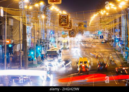 Gomel, Weißrussland. Verkehrs- und Lichtwege auf der Lenin Avenue in Eveining oder bei Nacht. Straße Bei Nacht Bei Langzeitbelichtung Stockfoto