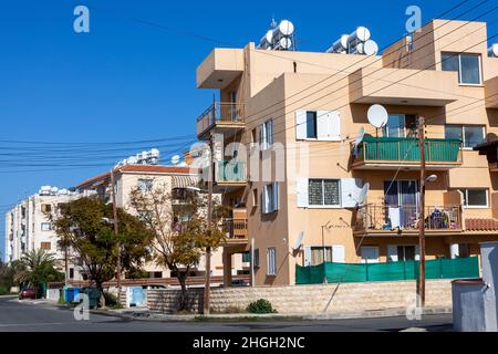 Neue moderne Gebäude mit flacher Apartmentarchitektur in Paphos (Pafos) auf der Mittelmeerinsel Zypern, die eine beliebte Urlaubsreise ist Stockfoto