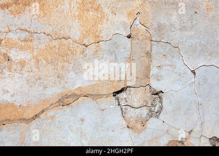 Alte weiß getünchte Hintergrundstruktur einer verwitterten verwitterten geplatzten Beton Zementsteinwand nützlich für Grafiken Blending, Stock Foto Bild Stockfoto