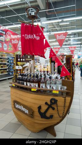 Werbeinstallation von Captain Morgan Rum im Supermarkt. Versandlayout für Werbeprodukte. Charkiw, Ukraine - 9. Oktober 2022 Stockfoto