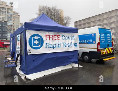 London Großbritannien - 19th. Januar 2022 - Kostenlose Schnelltest-Anlage, mobile Testeinheit, die Coronavirus-Testdienste für die Öffentlichkeit anbietet Stockfoto