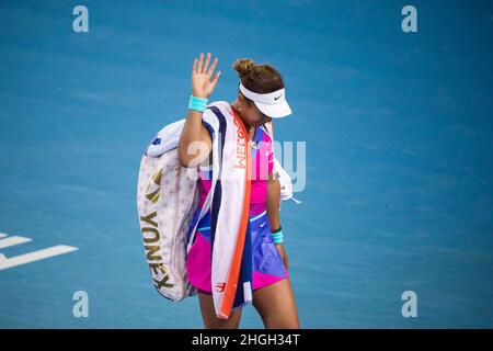 Melbourne, Australien. 21st Januar 2022. Osaka Naomi aus Japan reagiert nach dem 3rd-Runden-Match der Frauen gegen Amanda Anisimova aus den Vereinigten Staaten bei den Australian Open 2022 in Melbourne, Australien, am 21. Januar 2022. Quelle: Hu Jingchen/Xinhua/Alamy Live News Stockfoto