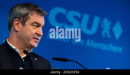 München, Deutschland. 21st Januar 2022. Markus Söder, CSU-Vorsitzender und Ministerpräsident Bayerns, hält nach einer Sitzung des CSU-Präsidiums eine Pressekonferenz in der Parteizentrale. Quelle: Sven Hoppe/dpa/Alamy Live News Stockfoto