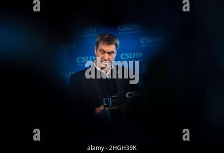 München, Deutschland. 21st Januar 2022. Markus Söder, CSU-Vorsitzender und Ministerpräsident Bayerns, hält nach einer Sitzung des CSU-Präsidiums eine Pressekonferenz in der Parteizentrale. Quelle: Sven Hoppe/dpa/Alamy Live News Stockfoto