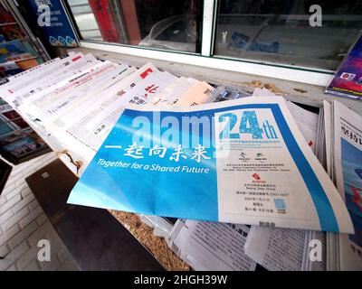 PEKING, CHINA - 212. JANUAR 2022 - an einem Postkioské in Peking, Hauptstadt von China, kaufen Menschen Zeitschriften für die Olympischen Winterspiele, 21. Januar 2022. Der Beamte Stockfoto