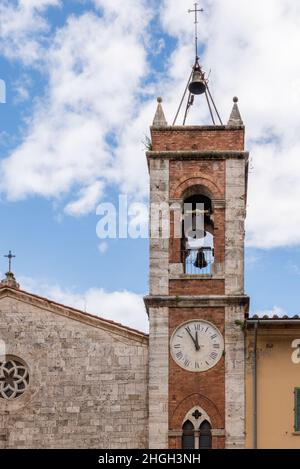 CASTIGLIONE DEL LAGO, PERUGIA VON UMBRIEN, ITALIEN - MAI 20 : Kirche von San Francesco Ecke Piazza della Liberta in Castiglione del Lago, Perugia von Stockfoto