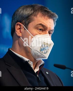 München, Deutschland. 21st Januar 2022. Markus Söder, CSU-Vorsitzender und Ministerpräsident Bayerns, hält nach einer Sitzung des CSU-Präsidiums eine Pressekonferenz in der Parteizentrale. Quelle: Sven Hoppe/dpa/Alamy Live News Stockfoto