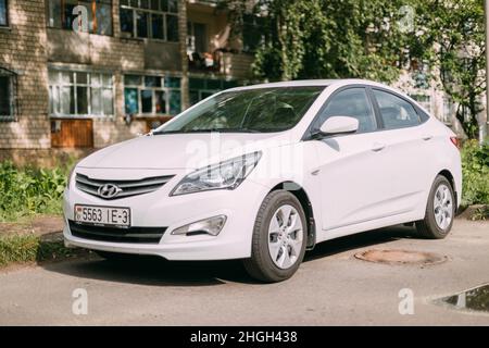 Hyundai Accent Verna Solaris Limousine In Der Straße Des Wohngebiets Geparkt. Hyundai Accent, produziert von der Hyundai Motor Company, ist Ein Südkoreaner Stockfoto