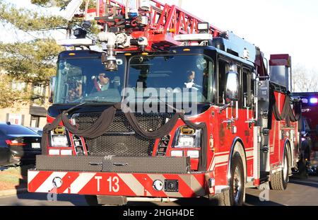 St. Louis, Usa. 21st Januar 2022. St. Louis Fire Truck 13 ist mit schwarzem Crepe verziert, als er am Donnerstag, dem 20. Januar 2022, ein Beerdigungsinstitut in St. Louis verlässt. Der Feuerwehrmann Ben Polson, ein Mitglied von Truck 13, wurde am 13. Januar 2022 bei einem Hausbrand getötet. Polson ist der erste Feuerwehrmann von St. Louis, der seit zwanzig Jahren bei einem Brand stirbt. Polson starb am 13. Januar 2022 bei einem offenen Hausbrand. Foto von Bill Greenblatt/UPI Credit: UPI/Alamy Live News Stockfoto