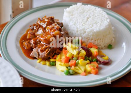 Lachs-Spaghetti oder Räucherlachs-Spaghetti, Räucherlachs-Nudeln oder Karbonara Stockfoto