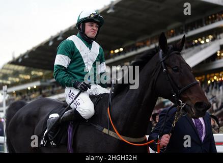 Datei-Foto vom 12-11-2021 von Blazing Khal, der von Donal McInerney gefahren wurde, nachdem er die Hürde der Ballymore-Novizen am ersten Tag des Novembertreffens auf der Pferderennbahn Cheltenham gewonnen hatte. Charles Byrnes hat angekündigt, dass der Hurdle-Favorit der Neulinge von Albert Bartlett, Blazing Khal, das Rennen aufgrund eines Rückschlags verpassen wird. Ausgabedatum: Freitag, 21. Januar 2022. Stockfoto