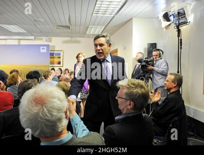 Gordon Brown besucht Southampton im April 2010, als er Premierminister war, um die Öffentlichkeit und Führungskräfte der Wirtschaft zu treffen, und hielt an der Solent University ein Q&A-Gespräch, in dem er Fragen von Wählern und der Presse stellte. Stockfoto