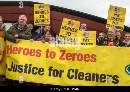 Preston, Lancashire. Geschäft in Großbritannien: 21. Januar 2022. Mitglieder der RMT Union ergreifen Strike Action. Avanti-Mitarbeiter demonstrieren gegen magere Lohnerhöhungen außerhalb des Bahnhofs Preston. Reinigungskräfte, die Züge auf den Diensten der Avanti Westküste reinigen, werden an den atalian-Servest ausgelagert, der angeblich weniger als der Real Living-Lohn bezahlt und keine Krankenkalente des Unternehmens erhält. Der Ausstand beginnt am Donnerstag, dem 20th. Januar 2022, um 21:55 Uhr und endet am Samstag, dem 22nd. Januar 2022, um 21:54 Uhr. Atalian Servest beschäftigt mehr als 300 Reinigungskräfte bei Avanti West Coast Services. Kredit; MediaWorldImages/AlamyLiveNews Stockfoto