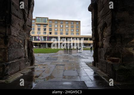 Porta Nigra oder das Schwarze Tor ist ein großes römisches Stadttor in Trier, Deutschland. Es ist als Teil des römischen Baudenkmals in Trier zum UNESCO-Weltkulturerbe ernannt Stockfoto