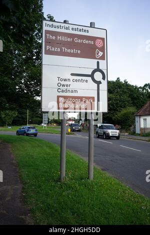 Straßenschild zum Main-Kreisverkehr in der Marktstadt Romsey Hampshire mit Wegweiser in die Umgebung einschließlich Paultons Park. Stockfoto