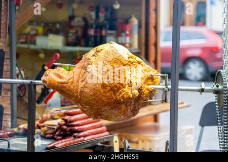 Viel frisch zubereitetes, leckeres Fleisch auf einem Grill, bbq in der Nähe, Dampf über warmen Speisen, Würstchen, Shashlik, der auf einem Street Food Festival verkauft wird, Marktstand im Freien Stockfoto