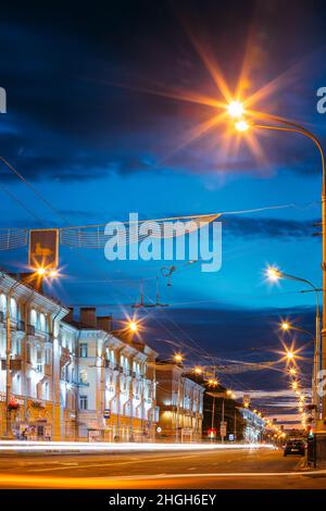 Gomel, Weißrussland. Verkehrs- und Lichtwege auf der Lenin Avenue in Eveining oder bei Nacht. Straße Bei Nacht Bei Langzeitbelichtung Stockfoto