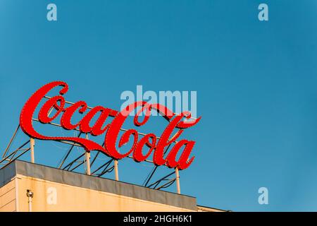 Retro Vintage Logo Marke von Coca-Cola (Cola) auf dem Dach Stockfoto