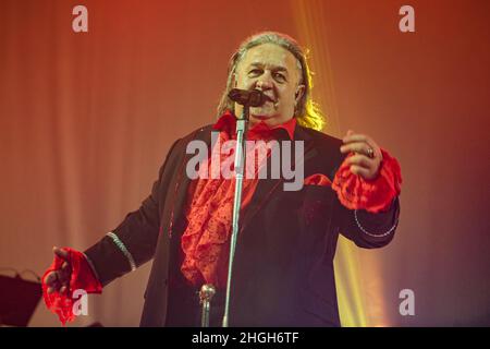 Schmied Loaf, Fleischbraten-Tribut-Band aus Deutschland mit Sänger Gerhard Schmied als Fleischbraten-Schauspieler. Konzert in Event-Werkstatt, Wetzlar, 29. Dezember 2017. Kredit: Christian Lademann / LademannMedia Stockfoto