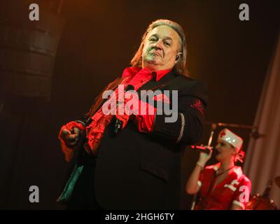 Schmied Loaf, Fleischbraten-Tribut-Band aus Deutschland mit Sänger Gerhard Schmied als Fleischbraten-Schauspieler. Konzert in Event-Werkstatt, Wetzlar, 29. Dezember 2017. Kredit: Christian Lademann / LademannMedia Stockfoto