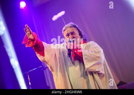 Schmied Loaf, Fleischbraten-Tribut-Band aus Deutschland mit Sänger Gerhard Schmied als Fleischbraten-Schauspieler. Konzert in Event-Werkstatt, Wetzlar, 29. Dezember 2017. Kredit: Christian Lademann / LademannMedia Stockfoto