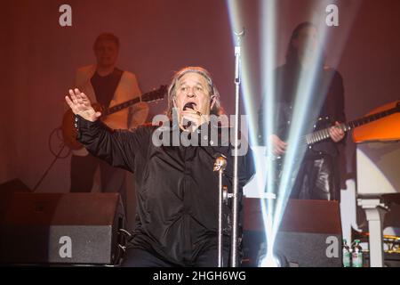 Schmied Loaf, Fleischbraten-Tribut-Band aus Deutschland mit Sänger Gerhard Schmied als Fleischbraten-Schauspieler. Konzert in Event-Werkstatt, Wetzlar, 29. Dezember 2017. Kredit: Christian Lademann / LademannMedia Stockfoto