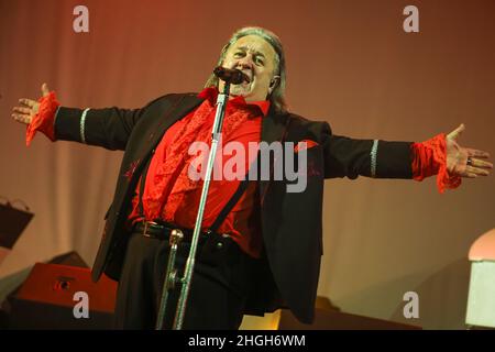 Schmied Loaf, Fleischbraten-Tribut-Band aus Deutschland mit Sänger Gerhard Schmied als Fleischbraten-Schauspieler. Konzert in Event-Werkstatt, Wetzlar, 29. Dezember 2017. Kredit: Christian Lademann / LademannMedia Stockfoto