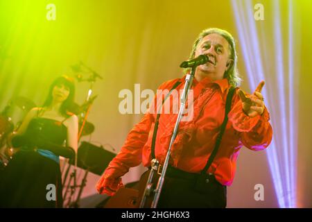 Schmied Loaf, Fleischbraten-Tribut-Band aus Deutschland mit Sänger Gerhard Schmied als Fleischbraten-Schauspieler. Konzert in Event-Werkstatt, Wetzlar, 29. Dezember 2017. Kredit: Christian Lademann / LademannMedia Stockfoto