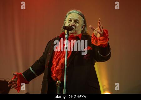 Schmied Loaf, Fleischbraten-Tribut-Band aus Deutschland mit Sänger Gerhard Schmied als Fleischbraten-Schauspieler. Konzert in Event-Werkstatt, Wetzlar, 29. Dezember 2017. Kredit: Christian Lademann / LademannMedia Stockfoto