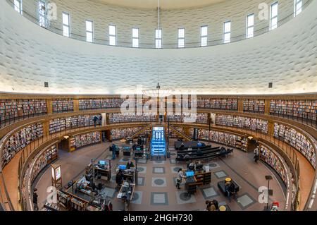 Stockholm, Schweden, 18. Januar 2022: Interiour der berühmten Stadtbibliothek stadsbiblioteket in Stockholm, Architekt Gunnar Asplund mit vielen Büchern über Stockfoto