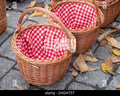 Korbkorb mit roter Serviette auf dem Boden, Nahaufnahme Stockfoto