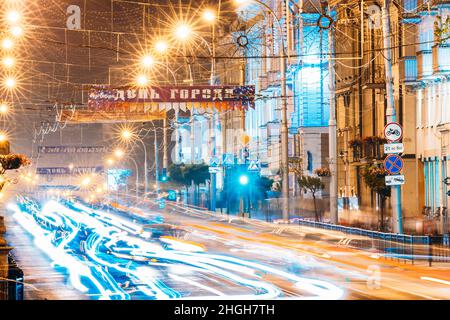 Gomel, Weißrussland. Verkehr und Light Trails auf der Sovetskaya Street in der Nacht. Langzeitbelichtung Stockfoto