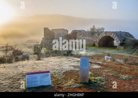 Alconetar Bridge remanis a Fog Winter Rising, Caceres, Spanien. Segmentale Bogenbrücke, entworfen von Apollodorus von Damaskus Stockfoto