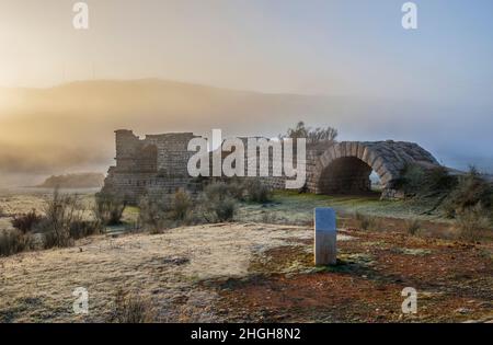 Alconetar Bridge remanis a Fog Winter Rising, Caceres, Spanien. Segmentale Bogenbrücke, entworfen von Apollodorus von Damaskus Stockfoto