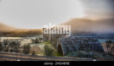 Alconetar Bridge remanis a Fog Winter Rising, Caceres, Spanien. Segmentale Bogenbrücke, entworfen von Apollodorus von Damaskus Stockfoto